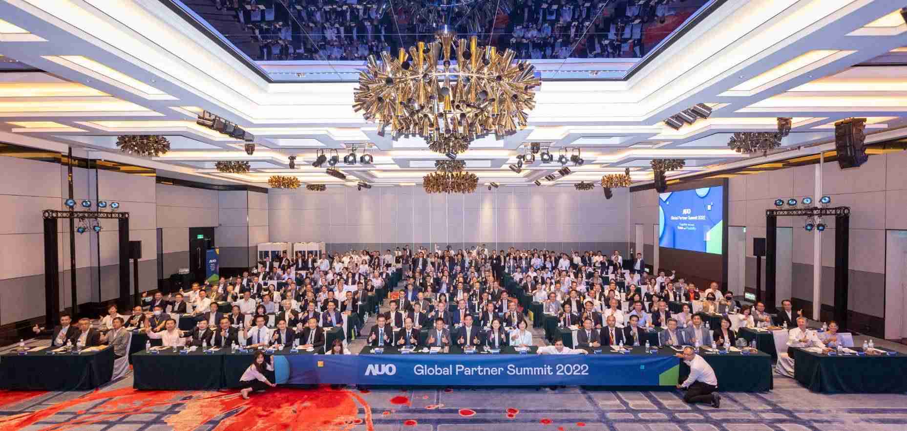 友達推動「安心、、創新、、、、用心、、同心、、盡心」五星職旅，，，，為菲籍員工打造全方位照護，，，首度贏得「人權實踐與發展領袖獎」殊榮