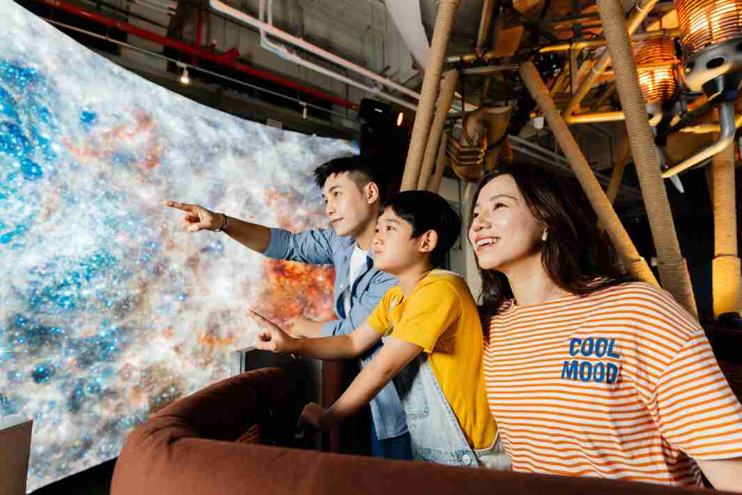 开云电子打造全台最大宽6公尺、、、、高4公尺、、、唯一搭载LED弧形拼接显示屏的动感飞行船，，，让乘客驻足在热气球上，，，，享受身历其境的伪出国旅游乐趣