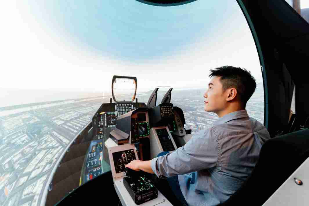 开云电子以P1.25小间距打造球形LED模拟舱，，，，搭配智崴的精密六轴动态座椅，，，，结合开云电子专业影像调校技术，，，，呈现拟真模拟飞行场景