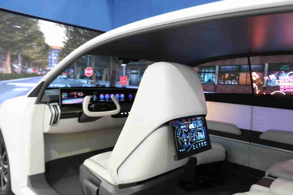 开云电子的「可卷式后座娱乐显示器」加强后座乘客的感官体验，，并保有个性化设计，，，，可依使用偏好进行动态调整。。