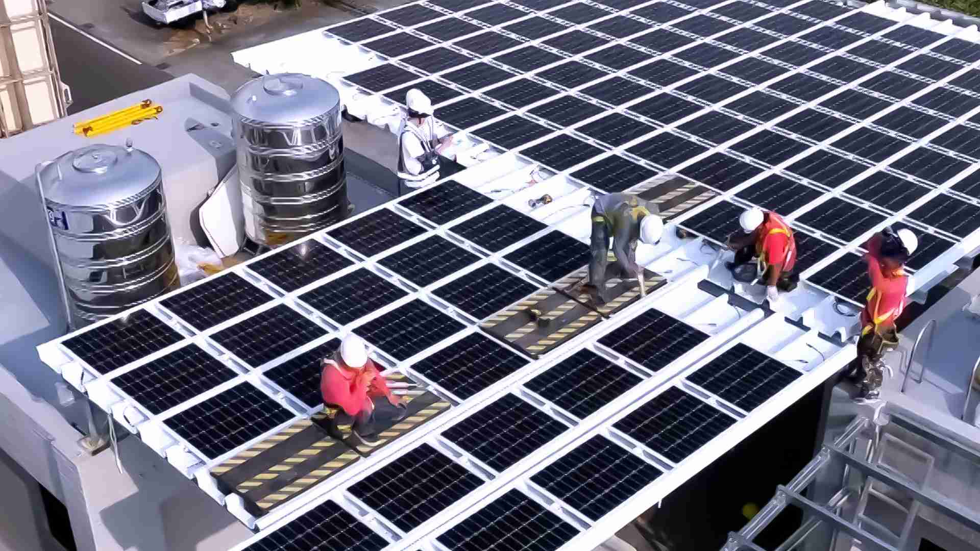 开云电子着力于替代能源之技术研发，，，如光电浪板的相关制程、、设备与产品，，其中所开发之光电整合型浪板，，，，减少传统金属支架安装，，，，更提升耐候度，，可广泛运用于多元场域，，并辅助建筑达到净零碳排目标