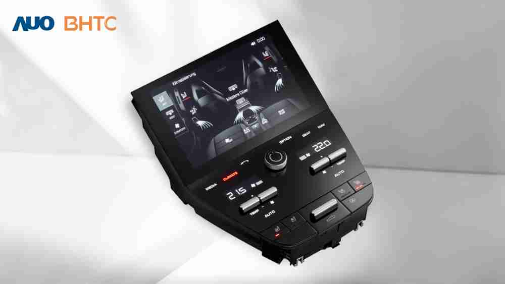 作為友達新生力軍，，BHTC所展示的中央與後座鞍部的Display HMI產品，，可處理多區恆溫控制、、顯示畫面，，呈現仿真3D車室分區；以力傳感技術精準傳遞觸感，，，，並結合音量及震動反饋，，，防止意外啟動，，提供使用者自然流暢、、直觀且輕鬆駕馭的舒適介面